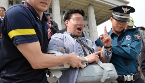 '괴한 폭행에 쓰러진 김성태'