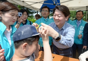 안철수 서울시장 후보, 어린이날 미아방지 목걸이 캠페인