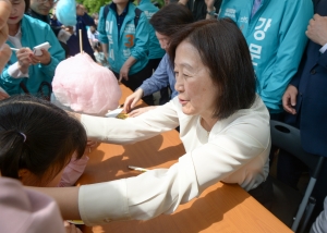 안철수 서울시장 후보, 어린이날 미아방지 목걸이 캠페인