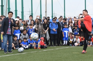 허정무가 차고 김병지가 막는다