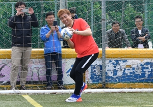 허정무가 차고 김병지가 막는다