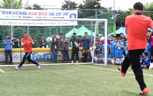 허정무가 차고 김병지가 막는다