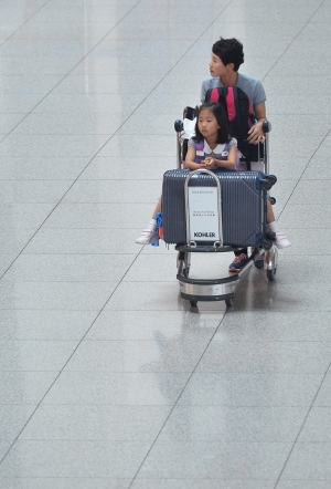 휴가철 맞아 붐비는 인천공항