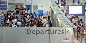 휴가철 맞아 붐비는 인천공항