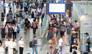 휴가철 맞아 붐비는 인천공항