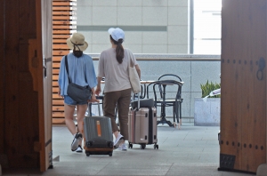 휴가철 맞아 붐비는 인천공항