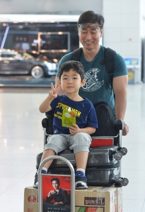 휴가철 맞아 붐비는 인천공항