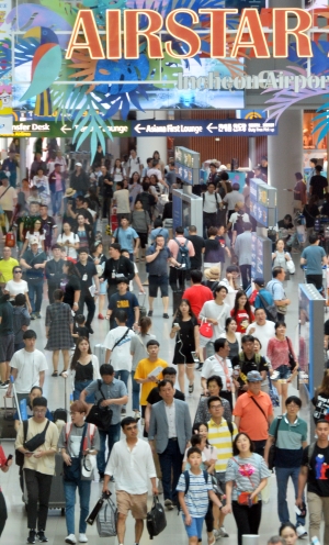 휴가철 맞아 붐비는 인천공항