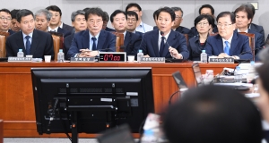국회 출석한 장하성-임종석, 경제 질의에 '심각'