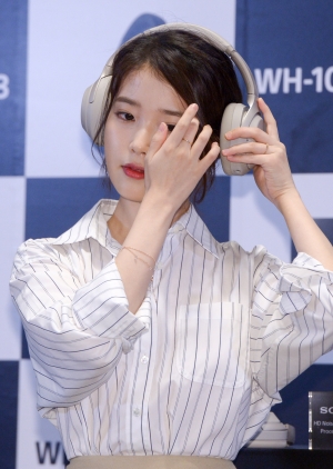 아이유, 소니 헤드폰 'WH-1000XM3' 출시 행사