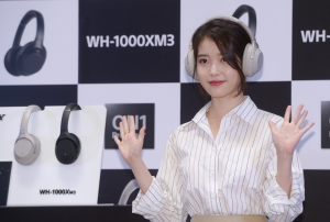 아이유, 소니 헤드폰 'WH-1000XM3' 출시 행사