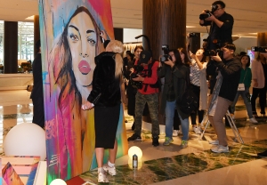 한국암웨이, 부산영화제 뉴욕 거리 미술 작품 공개