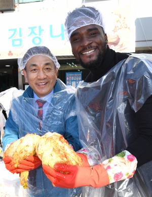 용산구, 샘 오취리도 함께한 김장나눔 행사 