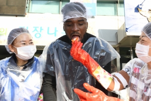 용산구, 샘 오취리도 함께한 김장나눔 행사 