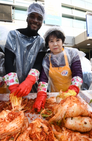 용산구, 샘 오취리도 함께한 김장나눔 행사 