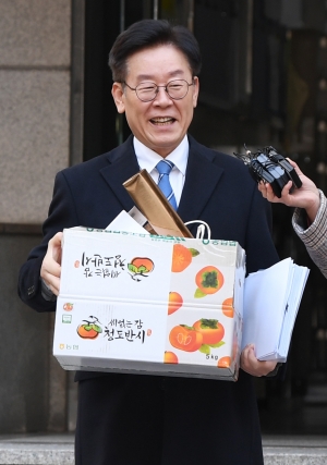 분리수거 하는 이재명 경기도지사