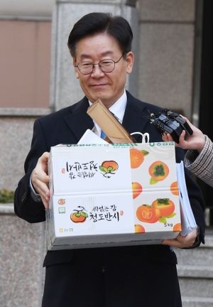 분리수거 하는 이재명 경기도지사