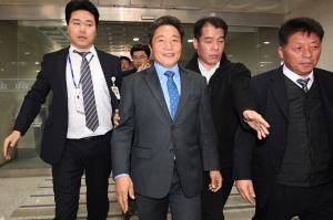 '한국당 복당' 이학재 의원, 바른미래당원 무서워 줄행랑