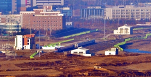 판문역에 '나란히 마주한' 남북열차