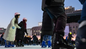 초미세먼지 주의보 해제되며 운영이 재개된 서울광장 스케이트장