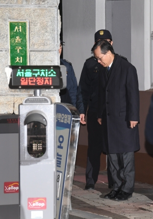 '엇갈린 운명' 양승태 '구속' 박병대 '기각'