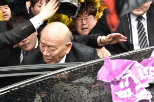 재판이 끝난 후 광주지방법원을 나오는 전두환 전 대통령