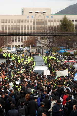 재판이 끝난 후 광주지방법원을 나오는 전두환 전 대통령