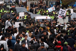 재판이 끝난 후 광주지방법원을 나오는 전두환 전 대통령