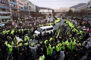 재판이 끝난 후 광주지방법원을 나오는 전두환 전 대통령