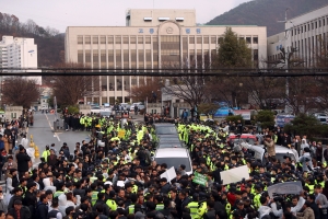 재판이 끝난 후 광주지방법원을 나오는 전두환 전 대통령