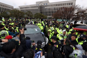 재판이 끝난 후 광주지방법원을 나오는 전두환 전 대통령