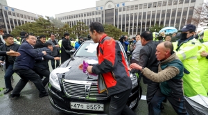 재판이 끝난 후 광주지방법원을 나오는 전두환 전 대통령