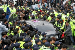 재판이 끝난 후 광주지방법원을 나오는 전두환 전 대통령