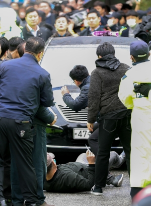 재판이 끝난 후 광주지방법원을 나오는 전두환 전 대통령