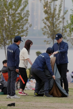 포토기획, 한강공원 규정을 위반한 그늘막 텐트 단속