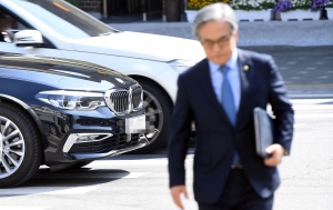 경찰 출석한 김효준 BMW 회장