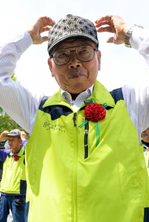 어버이날 탑골공원 찾은 노인들