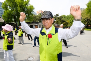 어버이날 탑골공원 찾은 노인들