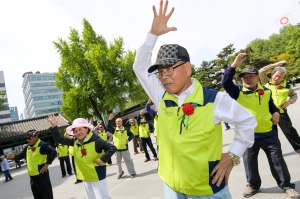 어버이날 탑골공원 찾은 노인들