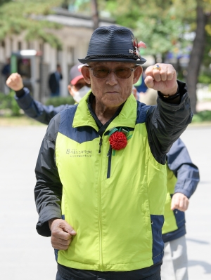 어버이날 탑골공원 찾은 노인들