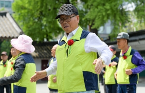 어버이날 탑골공원 찾은 노인들