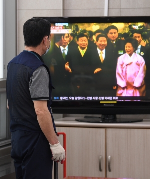 노무현 서거 10주기 TV 시청하는 청소노동자