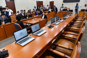 자유한국당 보이콧, 반쪽 회의