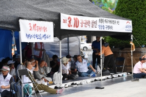 광화문광장에 다시 설치된 우리공화당 천막