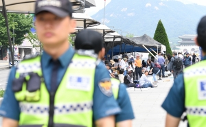 광화문광장에 다시 설치된 우리공화당 천막