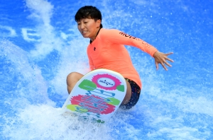 폭염 피해 인공 서핑 즐기는 서퍼들