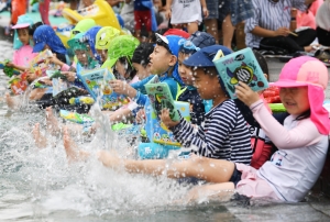 '물놀이 하면서 독서해요!'…성내천 여름행복문고 오픈