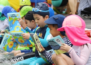 '물놀이 하면서 독서해요!'…성내천 여름행복문고 오픈