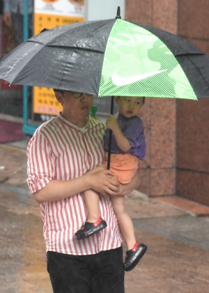 북상하는 장마 전선, '우산 챙기세요!'