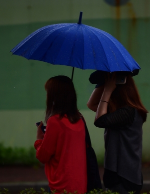 '출근길 호우주의보'...발걸음 재촉하는 직장인들